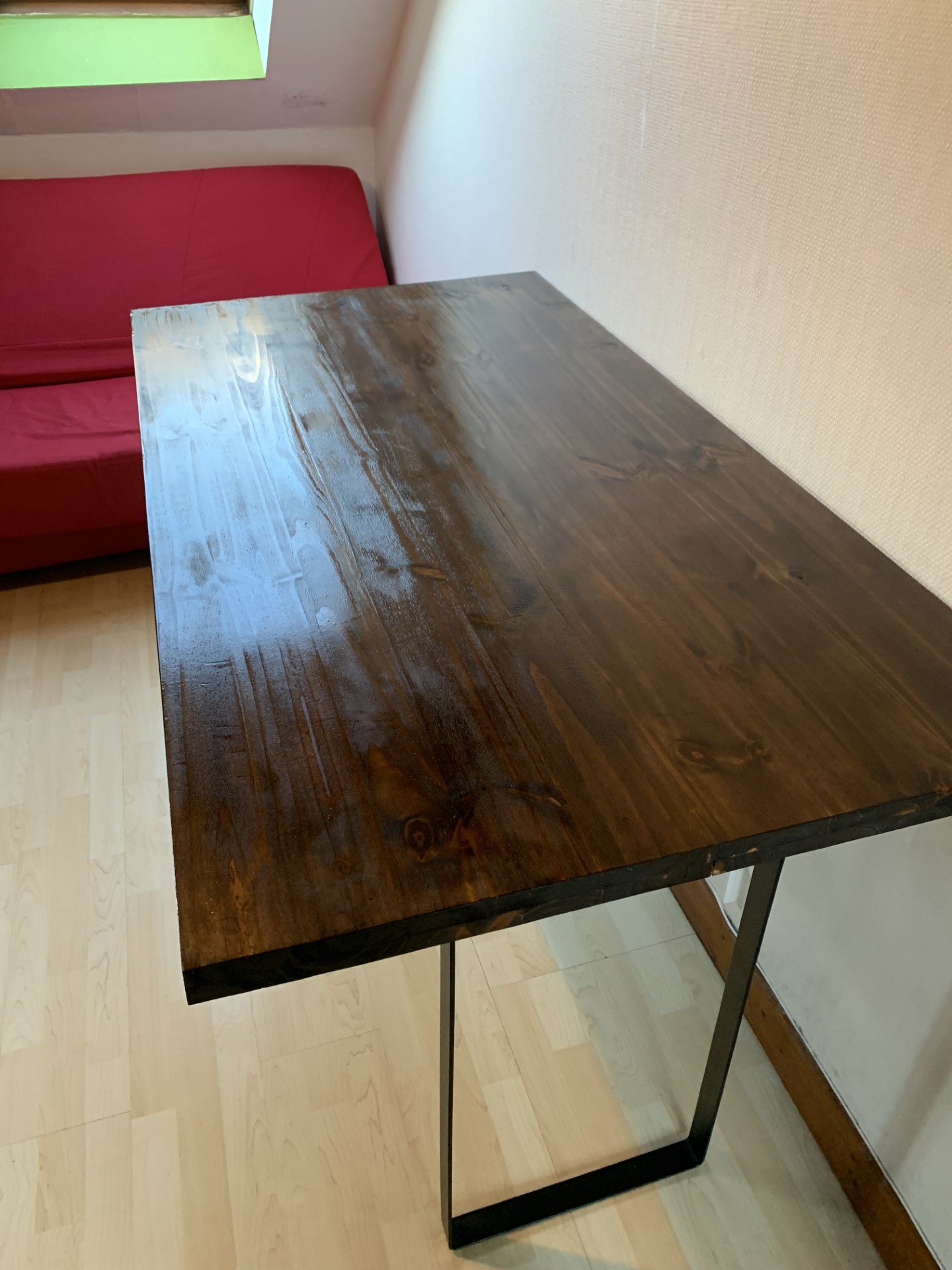 Bureau teinté et vernis